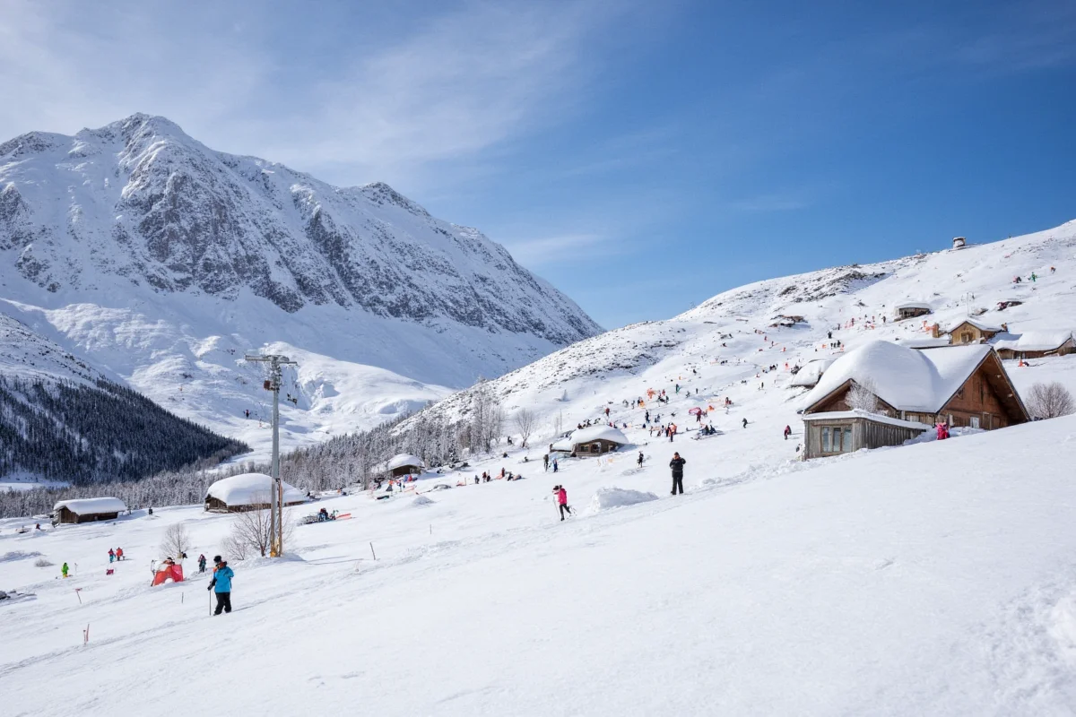 When Does Ski Season Finish? Key Dates by Region