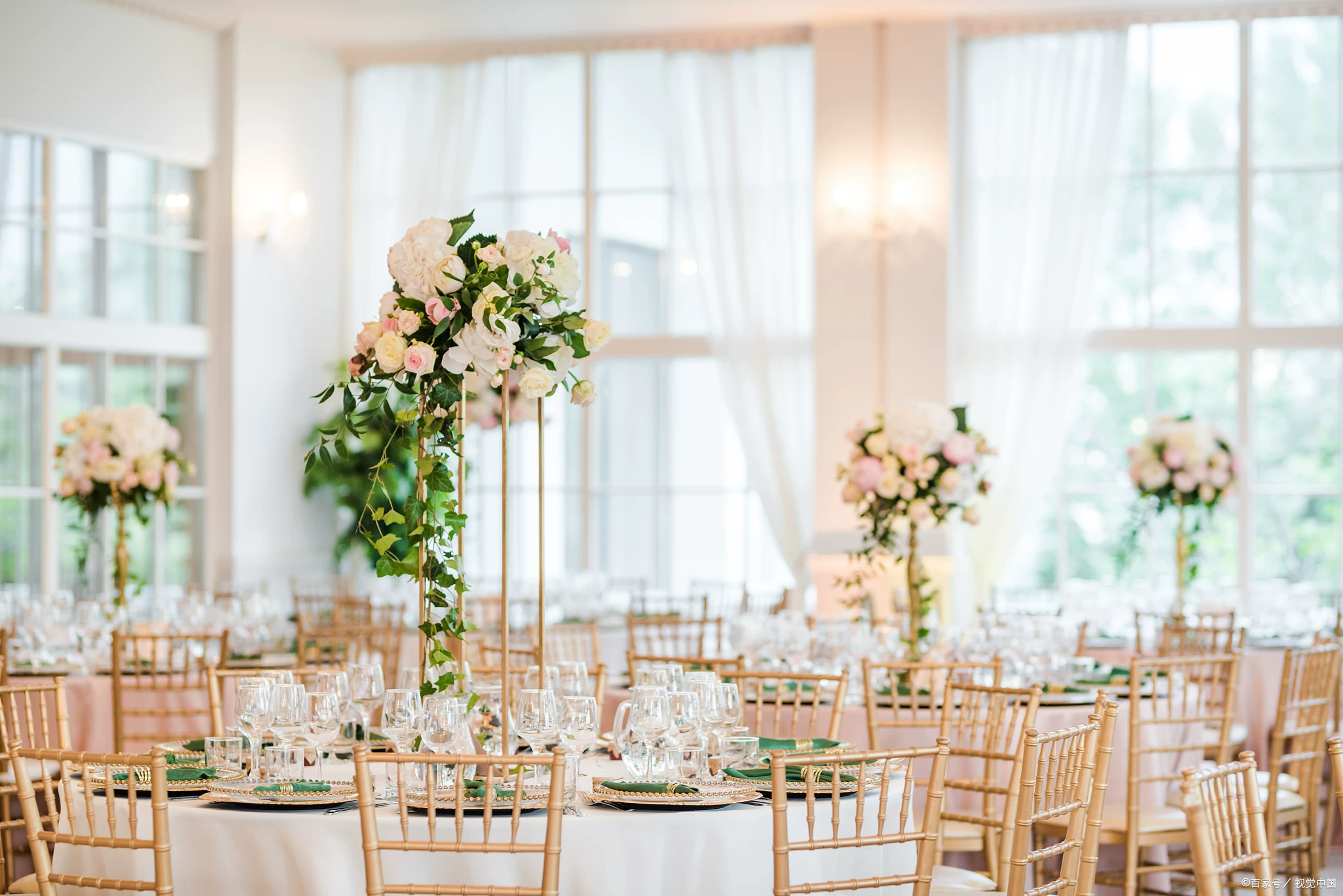 White linen, dried pampas, and one thrifted brass tray—minimalist wedding decor that costs less than your dinner budget