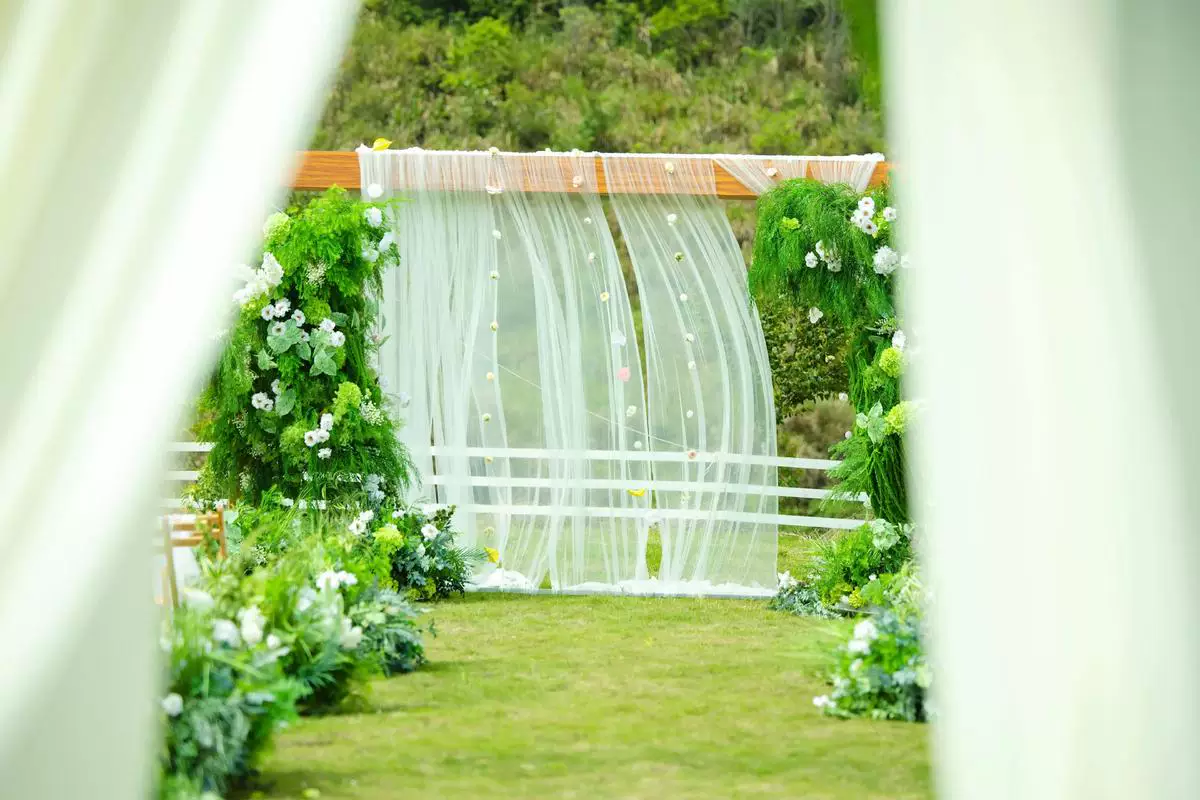 Twenty guests, one long table, and zero pressure to perform—intimate weddings that feel deeply personal, not scaled-down