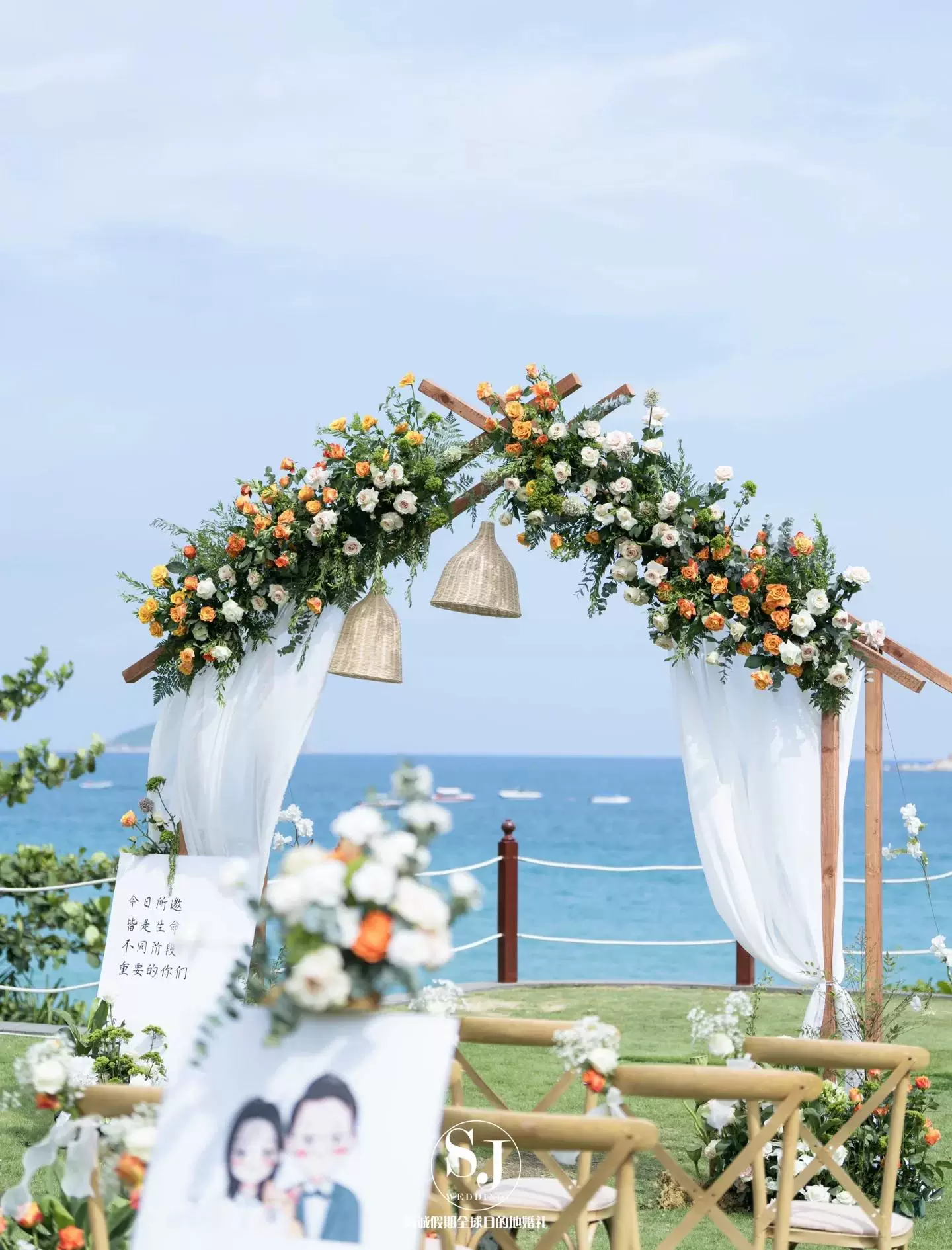 Seashell place cards, compostable menus, and vows whispered over tide pools—intimacy meets intention on the coast